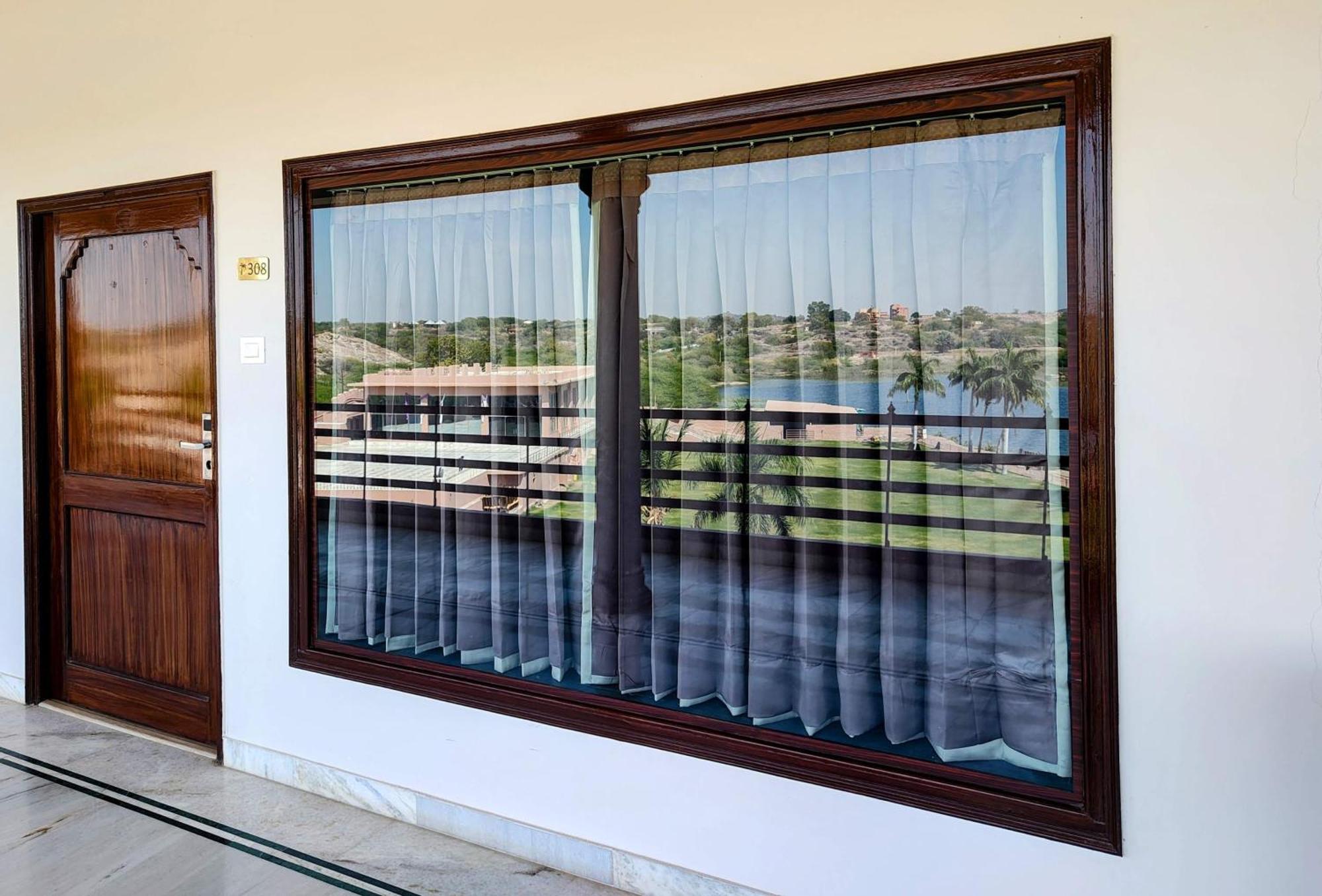 Resort Lake View And 4*